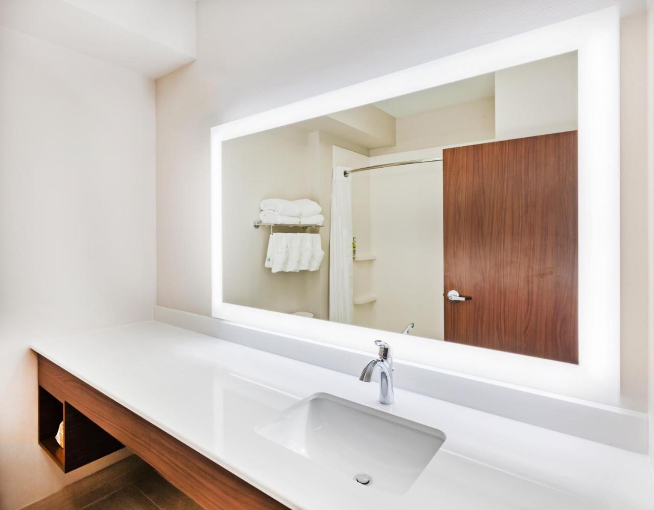 Holiday Inn Express & Suites - Lenexa - Overland Park Area By Ihg Room photo