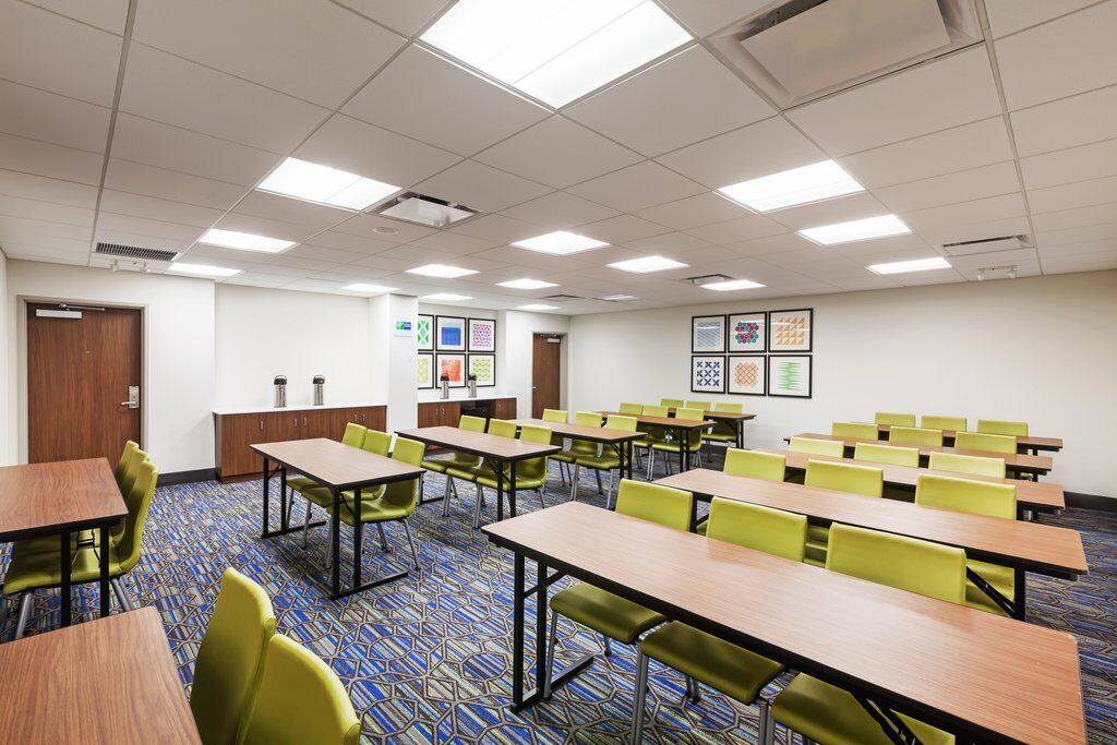 Holiday Inn Express & Suites - Lenexa - Overland Park Area By Ihg Exterior photo