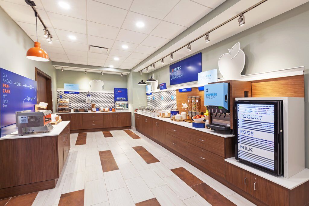 Holiday Inn Express & Suites - Lenexa - Overland Park Area By Ihg Exterior photo