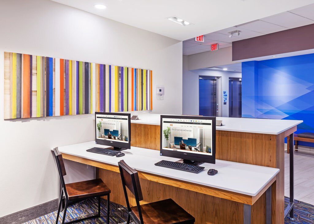 Holiday Inn Express & Suites - Lenexa - Overland Park Area By Ihg Exterior photo