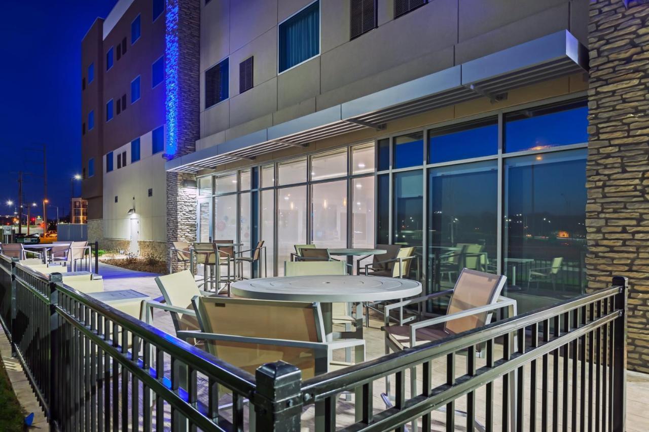 Holiday Inn Express & Suites - Lenexa - Overland Park Area By Ihg Exterior photo