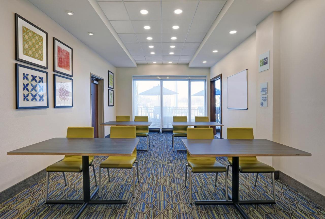 Holiday Inn Express & Suites - Lenexa - Overland Park Area By Ihg Exterior photo