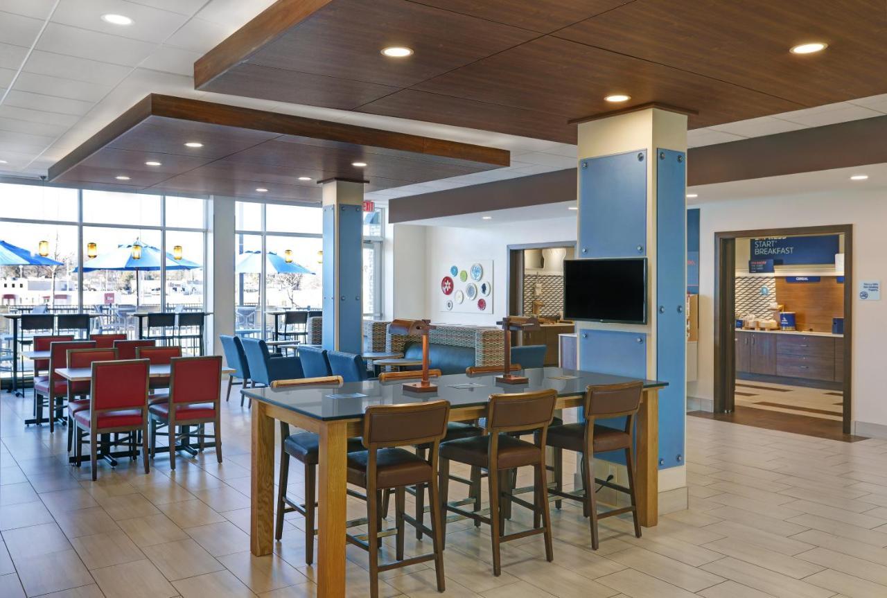 Holiday Inn Express & Suites - Lenexa - Overland Park Area By Ihg Exterior photo