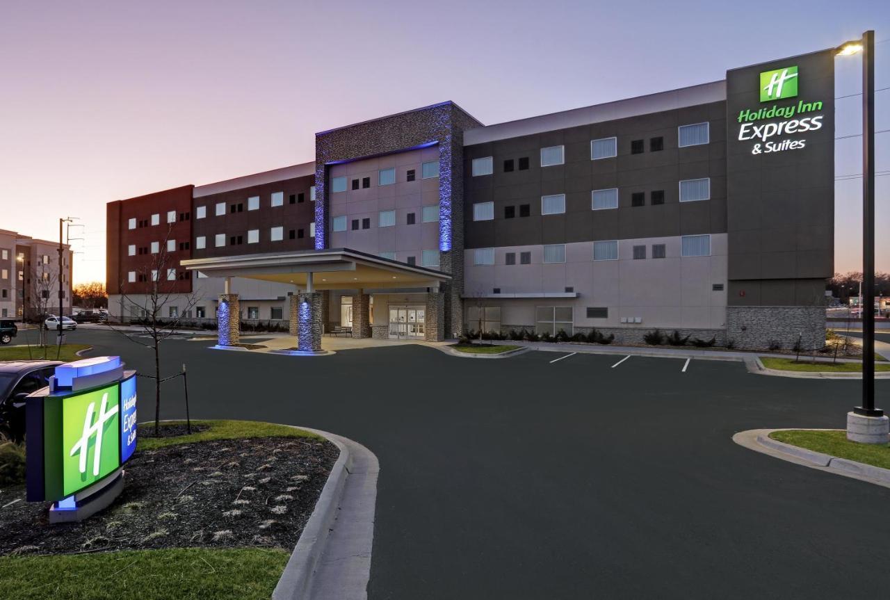 Holiday Inn Express & Suites - Lenexa - Overland Park Area By Ihg Exterior photo
